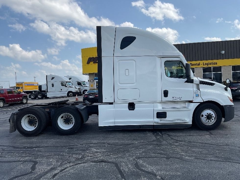 Sleeper Tractor-Heavy Duty Tractors-Freightliner-2021-T12664ST-Milwaukee-WI-477,647\n\t\tmiles-$ 65,750 - Image 8