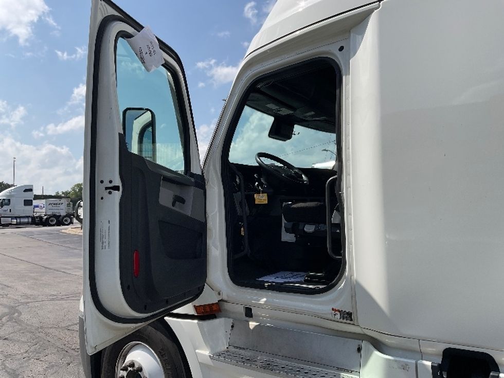 Sleeper Tractor-Heavy Duty Tractors-Freightliner-2021-T12664ST-Milwaukee-WI-477,647\n\t\tmiles-$ 65,750 - Image 9