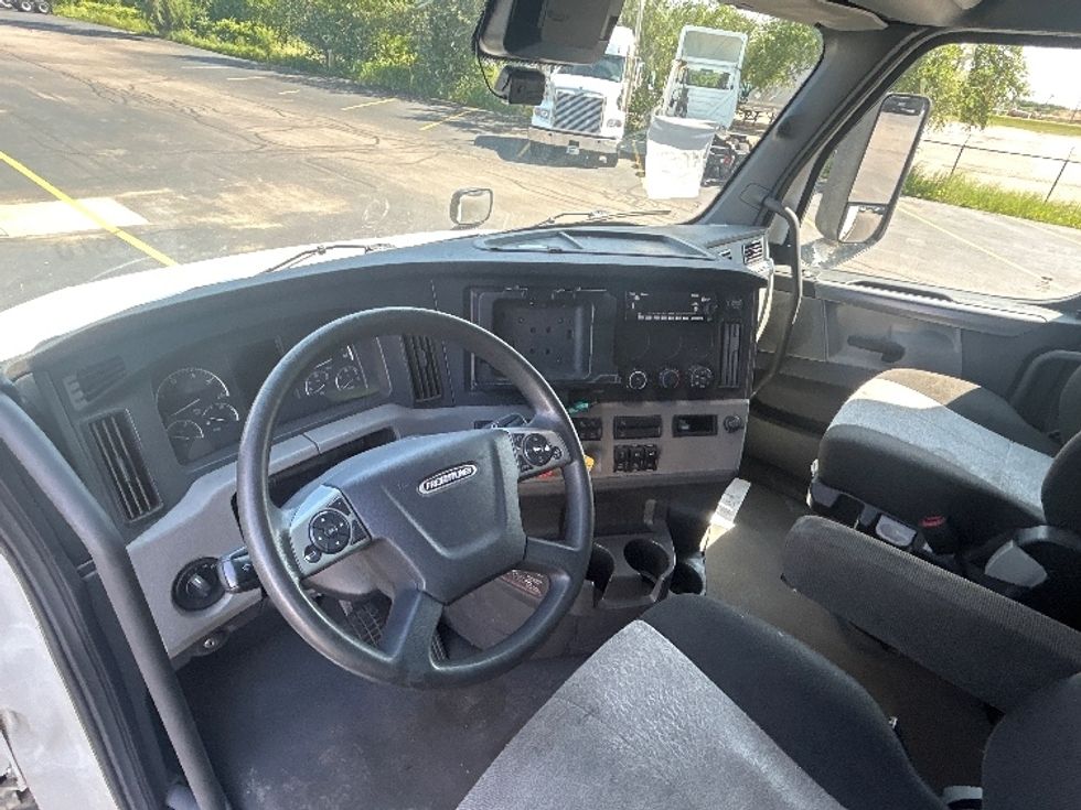 Sleeper Tractor-Heavy Duty Tractors-Freightliner-2021-T12664ST-Milwaukee-WI-504,654\n\t\tmiles-$ 68,500 - Image 10