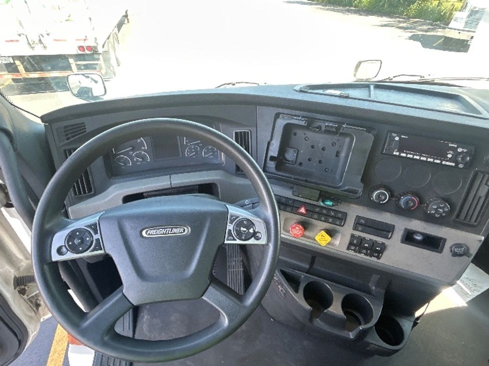 Sleeper Tractor-Heavy Duty Tractors-Freightliner-2021-T12664ST-Milwaukee-WI-504,654\n\t\tmiles-$ 68,500 - Image 11