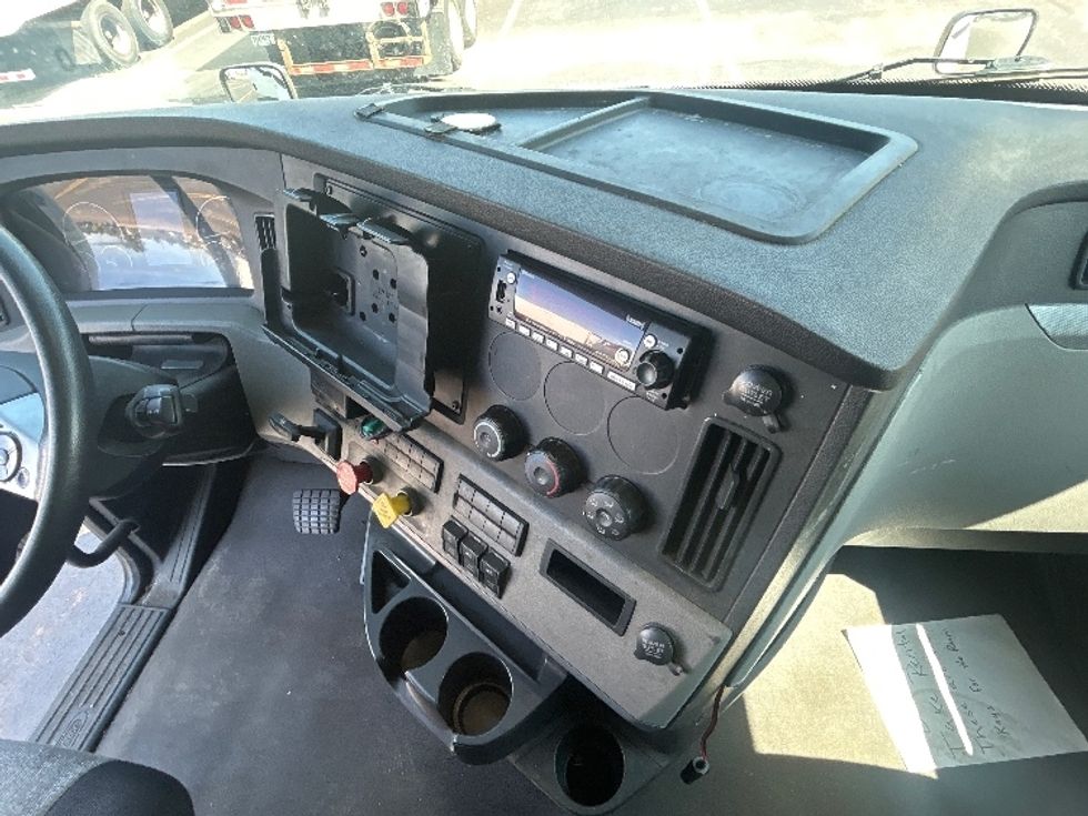 Sleeper Tractor-Heavy Duty Tractors-Freightliner-2021-T12664ST-Milwaukee-WI-504,654\n\t\tmiles-$ 68,500 - Image 12