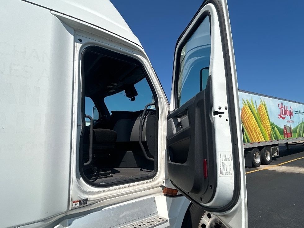 Sleeper Tractor-Heavy Duty Tractors-Freightliner-2021-T12664ST-Milwaukee-WI-504,654\n\t\tmiles-$ 68,500 - Image 13