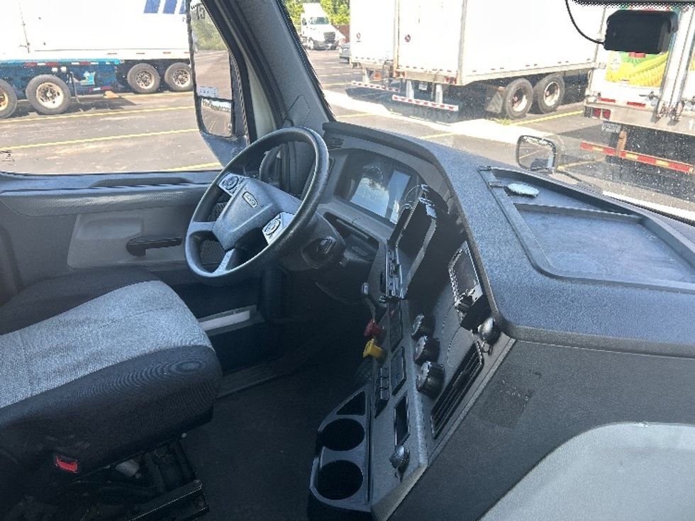 Sleeper Tractor-Heavy Duty Tractors-Freightliner-2021-T12664ST-Milwaukee-WI-504,654\n\t\tmiles-$ 68,500 - Image 15