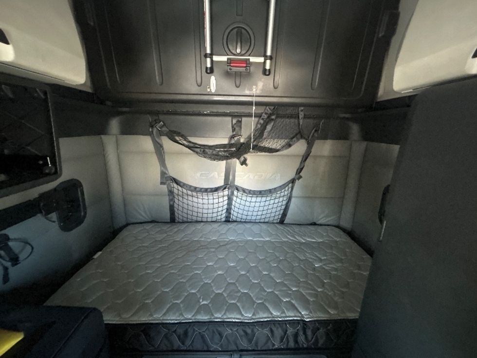 Sleeper Tractor-Heavy Duty Tractors-Freightliner-2021-T12664ST-Milwaukee-WI-504,654\n\t\tmiles-$ 68,500 - Image 16