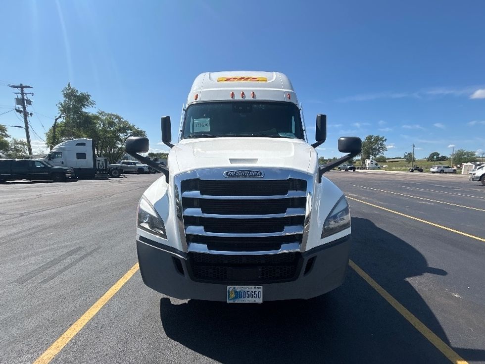 Sleeper Tractor-Heavy Duty Tractors-Freightliner-2021-T12664ST-Milwaukee-WI-504,654\n\t\tmiles-$ 68,500 - Image 2
