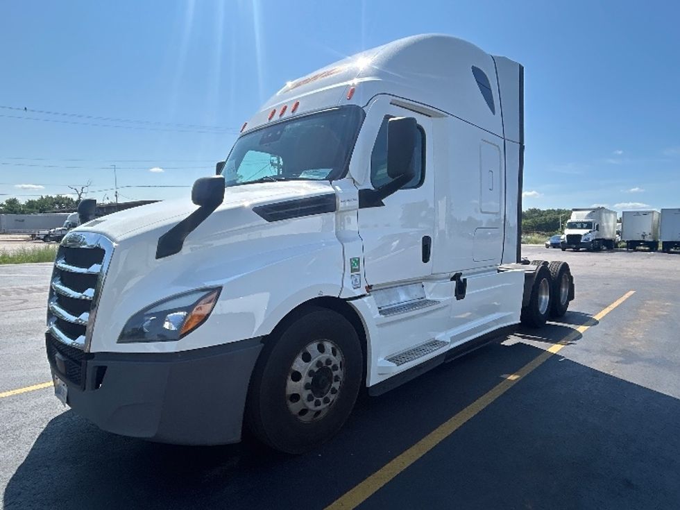 Sleeper Tractor-Heavy Duty Tractors-Freightliner-2021-T12664ST-Milwaukee-WI-504,654\n\t\tmiles-$ 68,500 - Image 3