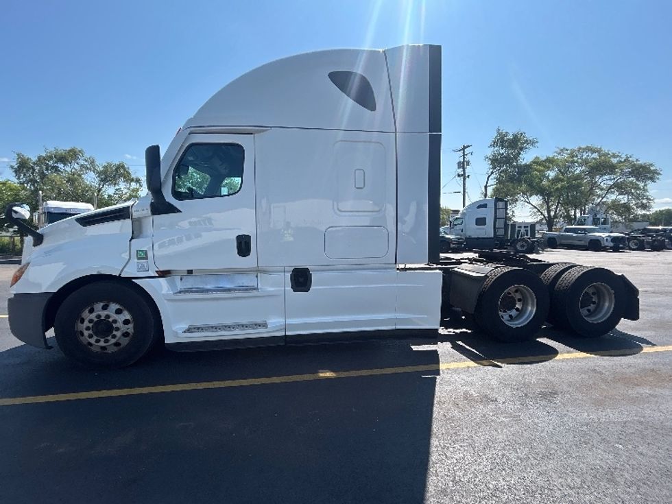 Sleeper Tractor-Heavy Duty Tractors-Freightliner-2021-T12664ST-Milwaukee-WI-504,654\n\t\tmiles-$ 68,500 - Image 4