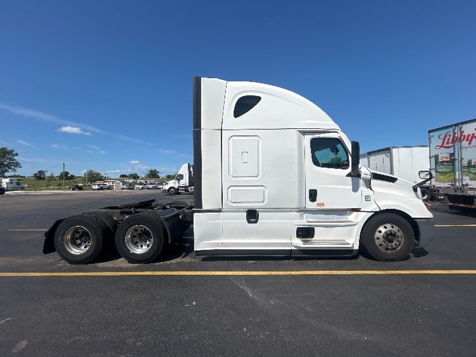 Sleeper Tractor-Heavy Duty Tractors-Freightliner-2021-T12664ST-Milwaukee-WI-504,654\n\t\tmiles-$ 68,500 - Image 8