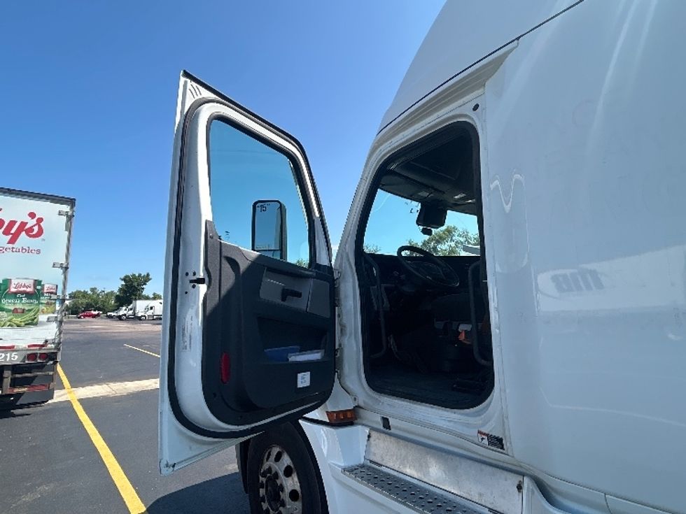Sleeper Tractor-Heavy Duty Tractors-Freightliner-2021-T12664ST-Milwaukee-WI-504,654\n\t\tmiles-$ 68,500 - Image 9