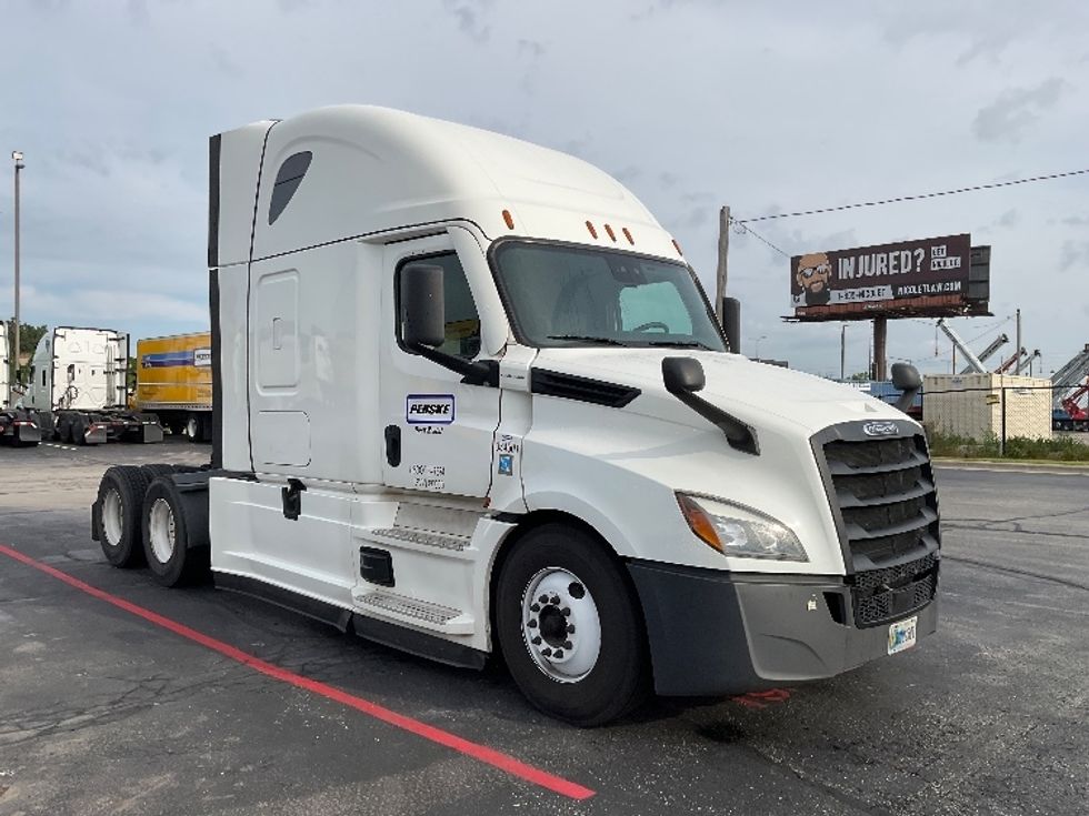 Sleeper Tractor-Heavy Duty Tractors-Freightliner-2021-T12664ST-Milwaukee-WI-573,818\n\t\tmiles-$ 55,750 - Image 1