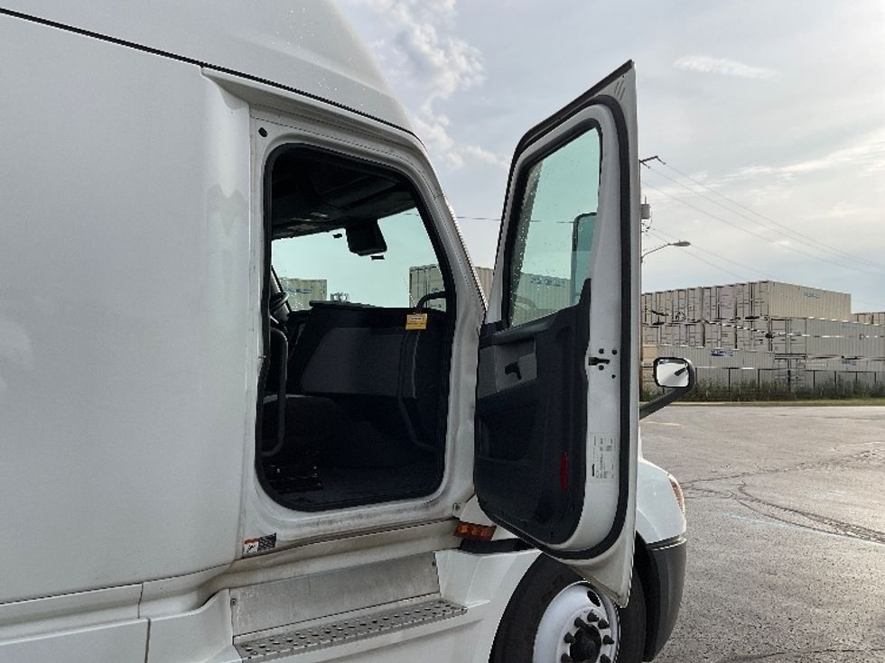 Sleeper Tractor-Heavy Duty Tractors-Freightliner-2021-T12664ST-Milwaukee-WI-573,818\n\t\tmiles-$ 55,750 - Image 13