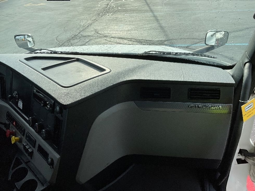 Sleeper Tractor-Heavy Duty Tractors-Freightliner-2021-T12664ST-Milwaukee-WI-573,818\n\t\tmiles-$ 55,750 - Image 14