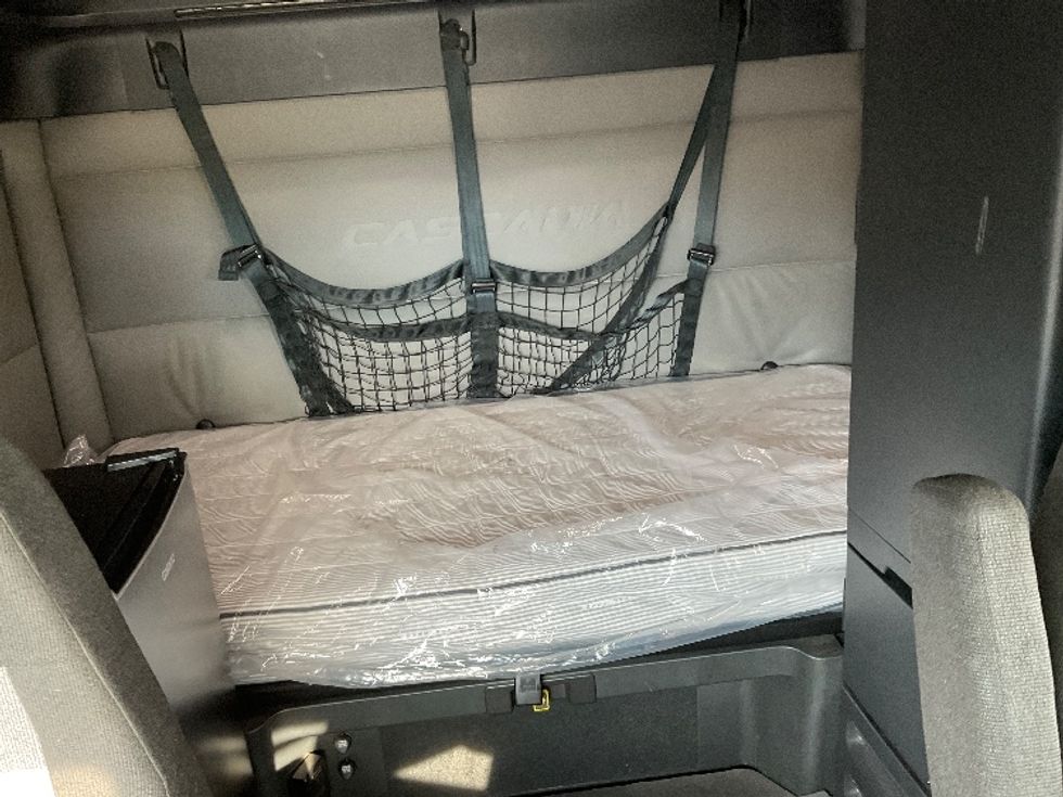 Sleeper Tractor-Heavy Duty Tractors-Freightliner-2021-T12664ST-Milwaukee-WI-573,818\n\t\tmiles-$ 55,750 - Image 16