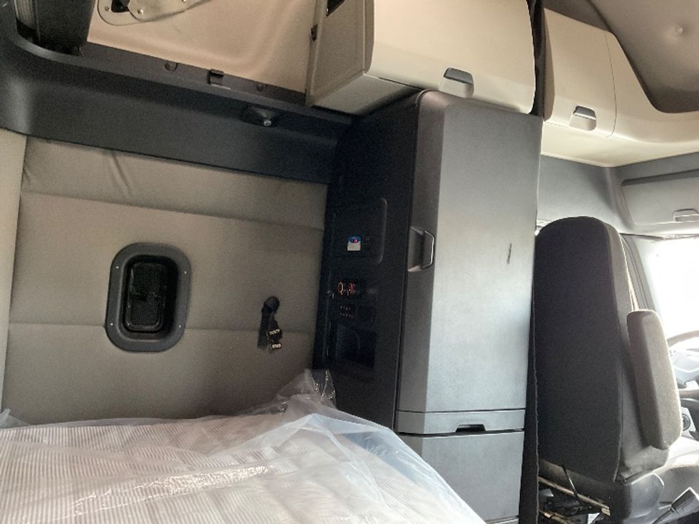 Sleeper Tractor-Heavy Duty Tractors-Freightliner-2021-T12664ST-Milwaukee-WI-573,818\n\t\tmiles-$ 55,750 - Image 18