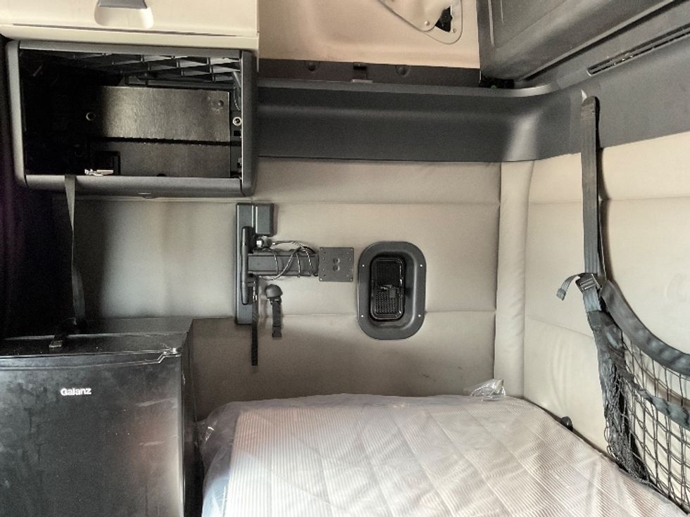 Sleeper Tractor-Heavy Duty Tractors-Freightliner-2021-T12664ST-Milwaukee-WI-573,818\n\t\tmiles-$ 55,750 - Image 19