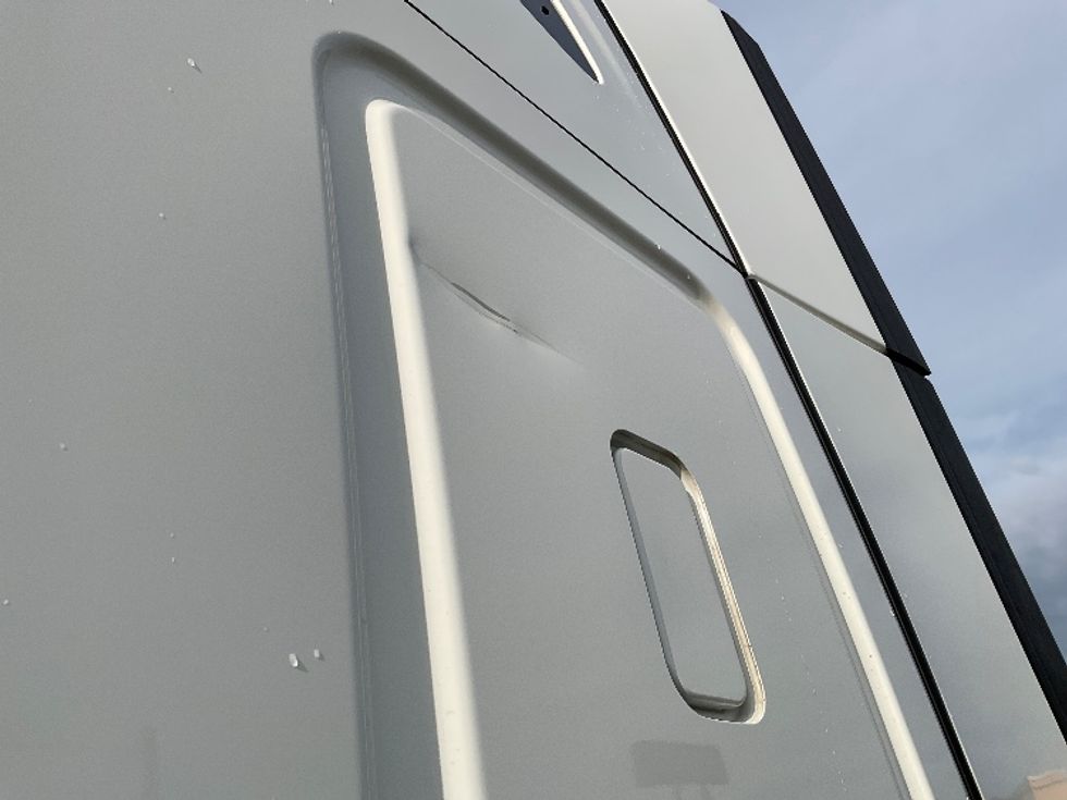 Sleeper Tractor-Heavy Duty Tractors-Freightliner-2021-T12664ST-Milwaukee-WI-573,818\n\t\tmiles-$ 55,750 - Image 22