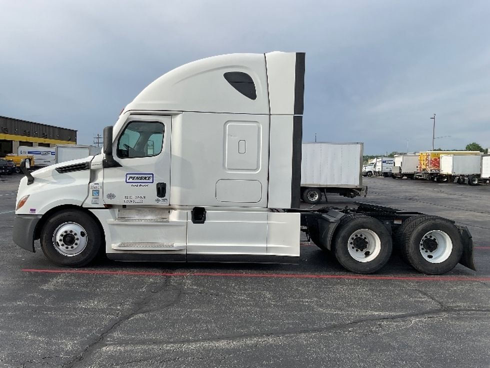 Sleeper Tractor-Heavy Duty Tractors-Freightliner-2021-T12664ST-Milwaukee-WI-573,818\n\t\tmiles-$ 55,750 - Image 4