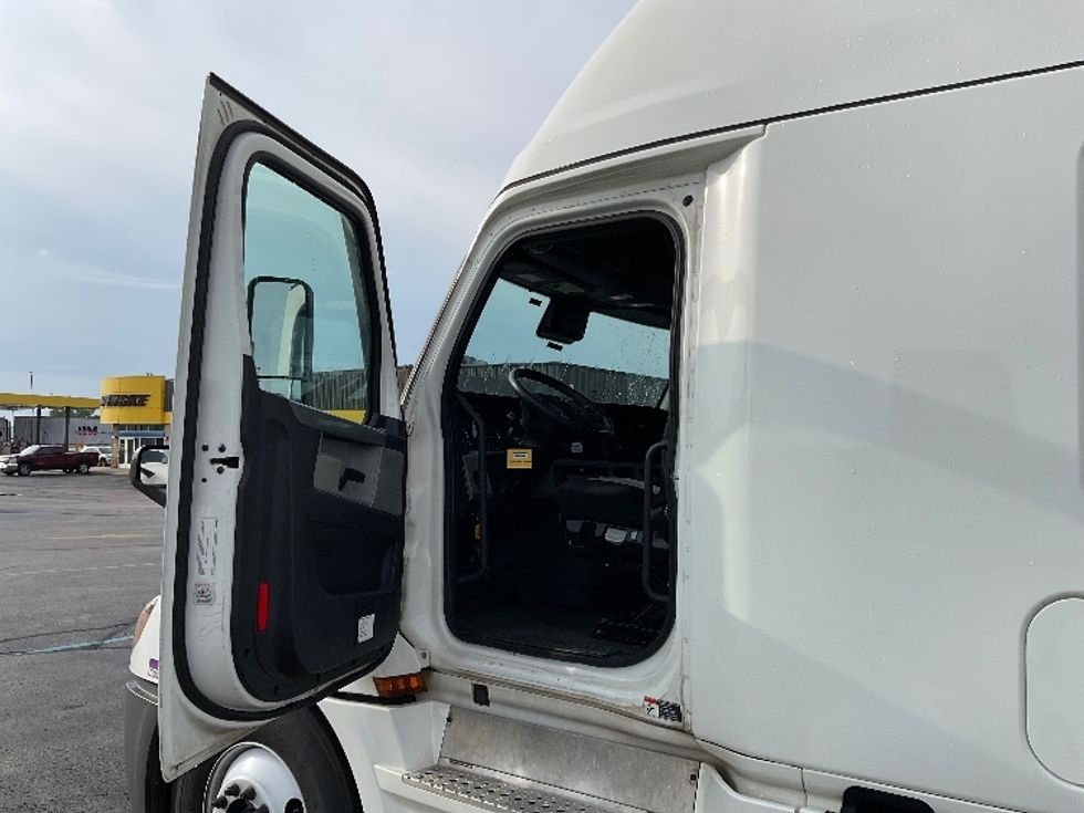 Sleeper Tractor-Heavy Duty Tractors-Freightliner-2021-T12664ST-Milwaukee-WI-573,818\n\t\tmiles-$ 55,750 - Image 9