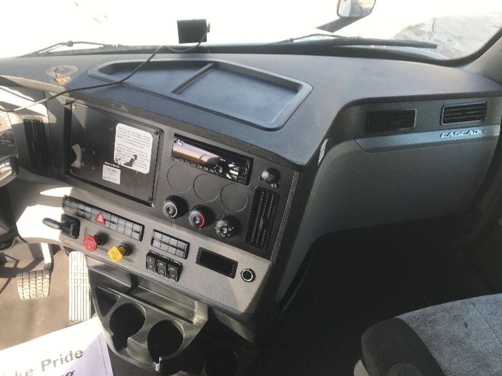 Sleeper Tractor-Heavy Duty Tractors-Freightliner-2021-T12664ST-Milwaukee-WI-606,003\n\t\tmiles-$ 59,500 - Image 12