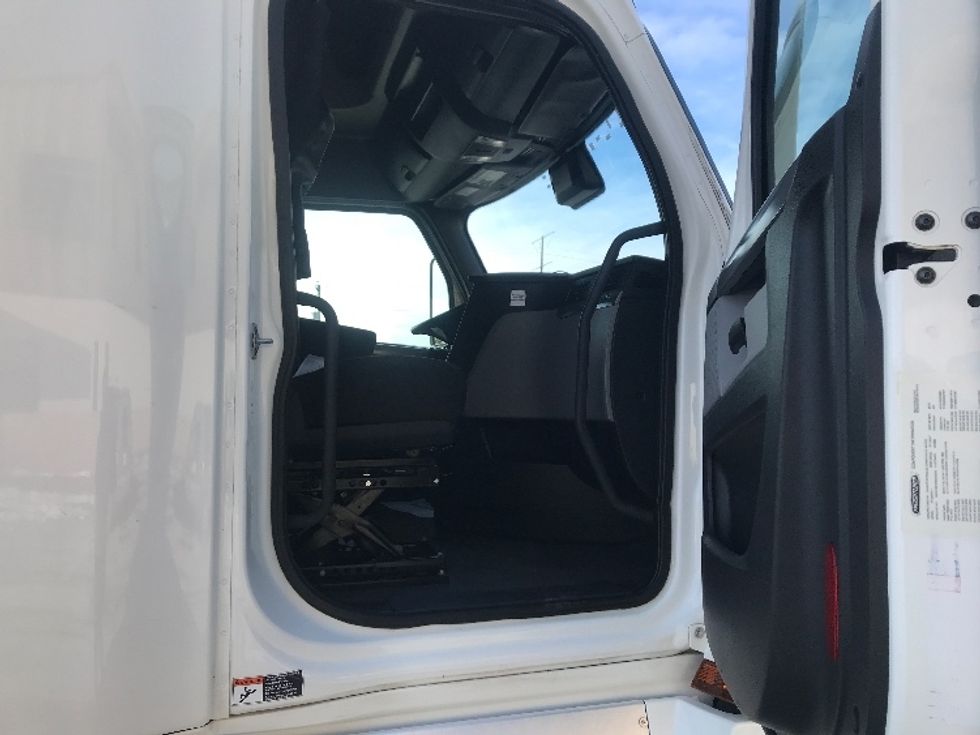 Sleeper Tractor-Heavy Duty Tractors-Freightliner-2021-T12664ST-Milwaukee-WI-606,003\n\t\tmiles-$ 59,500 - Image 13