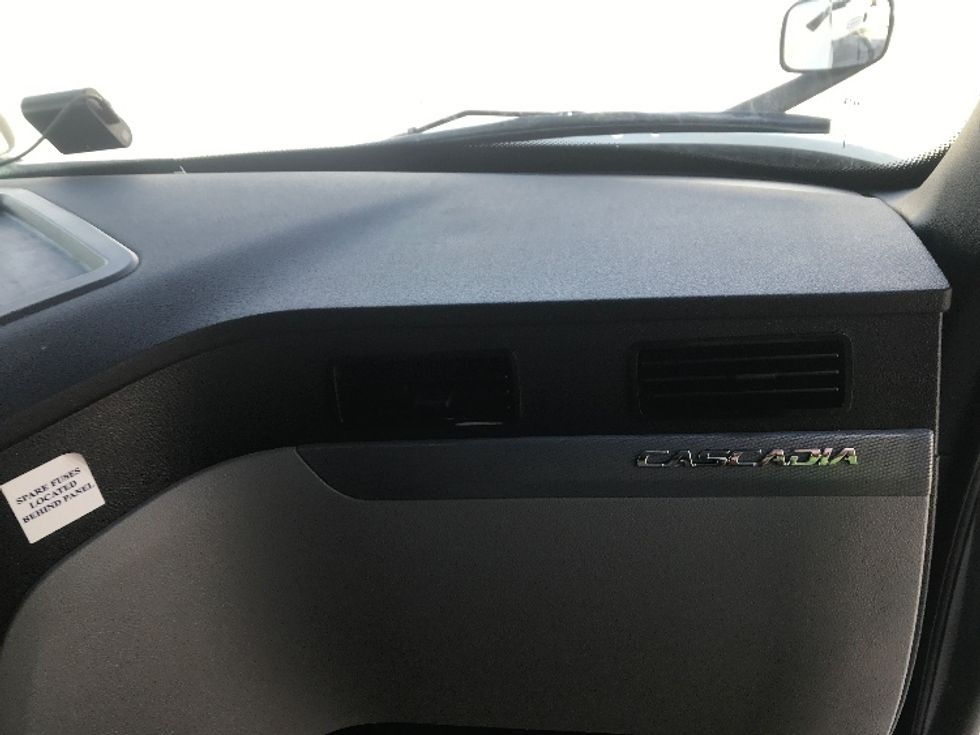 Sleeper Tractor-Heavy Duty Tractors-Freightliner-2021-T12664ST-Milwaukee-WI-606,003\n\t\tmiles-$ 59,500 - Image 14