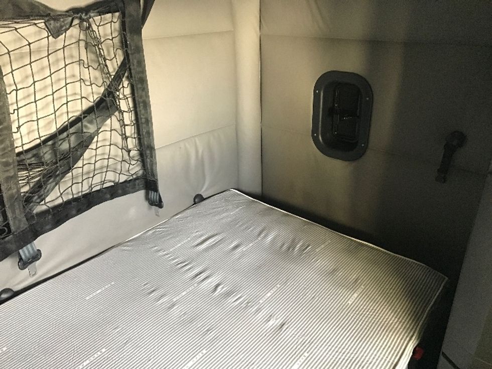 Sleeper Tractor-Heavy Duty Tractors-Freightliner-2021-T12664ST-Milwaukee-WI-606,003\n\t\tmiles-$ 59,500 - Image 17