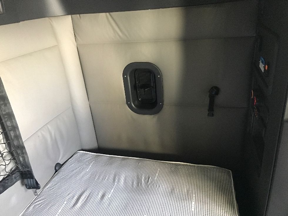 Sleeper Tractor-Heavy Duty Tractors-Freightliner-2021-T12664ST-Milwaukee-WI-606,003\n\t\tmiles-$ 59,500 - Image 18