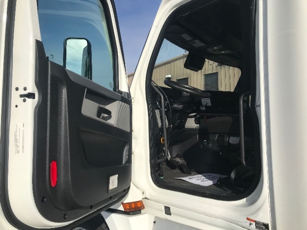 Sleeper Tractor-Heavy Duty Tractors-Freightliner-2021-T12664ST-Milwaukee-WI-606,003\n\t\tmiles-$ 59,500 - Image 9