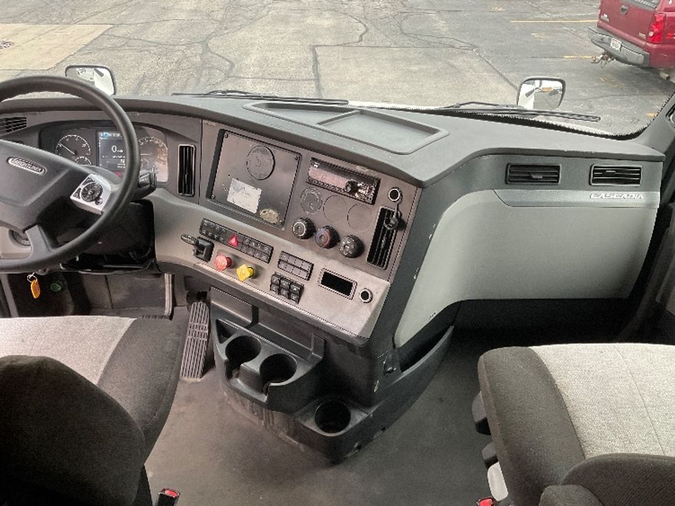 Sleeper Tractor-Heavy Duty Tractors-Freightliner-2021-T12664ST-Milwaukee-WI-623,702\n\t\tmiles-$ 51,500 - Image 12