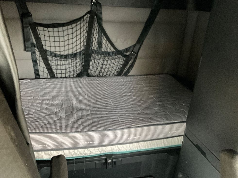 Sleeper Tractor-Heavy Duty Tractors-Freightliner-2021-T12664ST-Milwaukee-WI-623,702\n\t\tmiles-$ 51,500 - Image 16