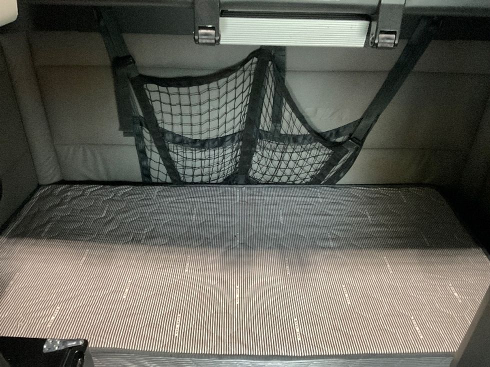 Sleeper Tractor-Heavy Duty Tractors-Freightliner-2021-T12664ST-Milwaukee-WI-623,702\n\t\tmiles-$ 51,500 - Image 18