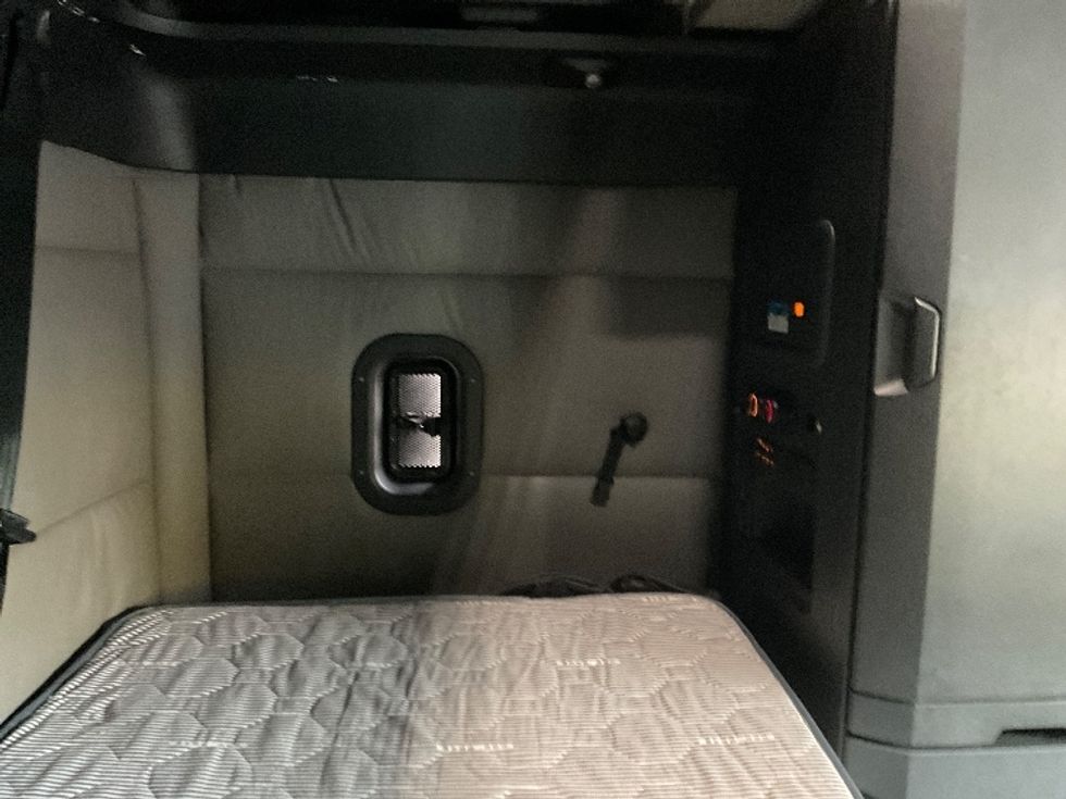 Sleeper Tractor-Heavy Duty Tractors-Freightliner-2021-T12664ST-Milwaukee-WI-623,702\n\t\tmiles-$ 51,500 - Image 19