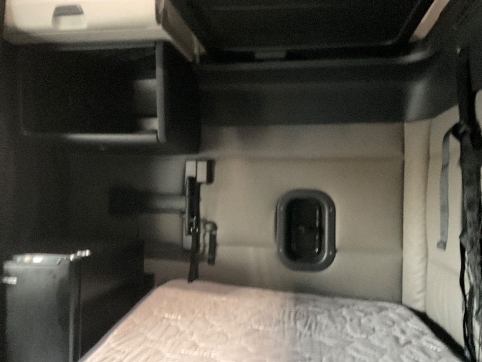 Sleeper Tractor-Heavy Duty Tractors-Freightliner-2021-T12664ST-Milwaukee-WI-623,702\n\t\tmiles-$ 51,500 - Image 20