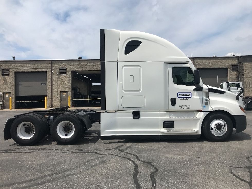 Sleeper Tractor-Heavy Duty Tractors-Freightliner-2021-T12664ST-Milwaukee-WI-623,702\n\t\tmiles-$ 51,500 - Image 4