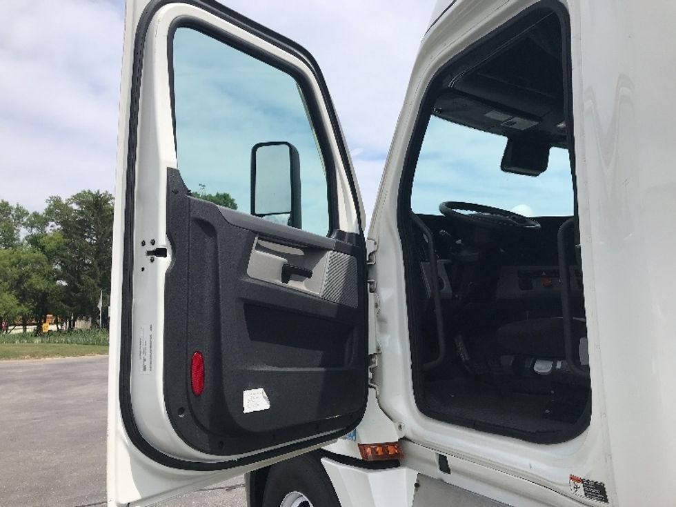 Sleeper Tractor-Heavy Duty Tractors-Freightliner-2021-T12664ST-Milwaukee-WI-623,702\n\t\tmiles-$ 51,500 - Image 9