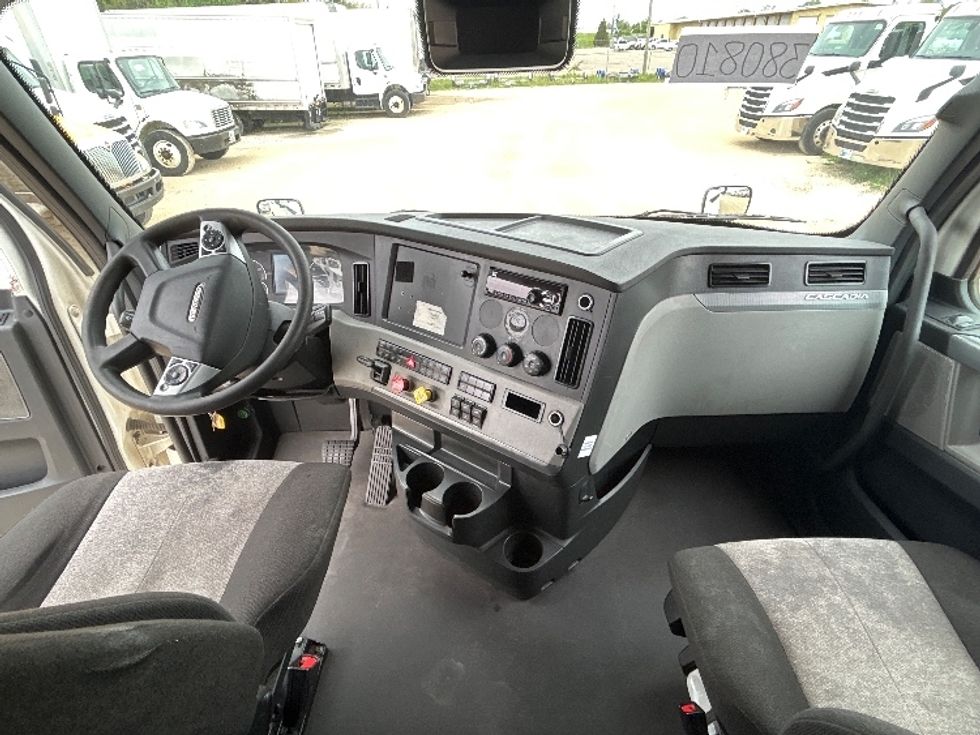 Sleeper Tractor-Heavy Duty Tractors-Freightliner-2021-T12664ST-Milwaukee-WI-625,596\n\t\tmiles-$ 51,500 - Image 12