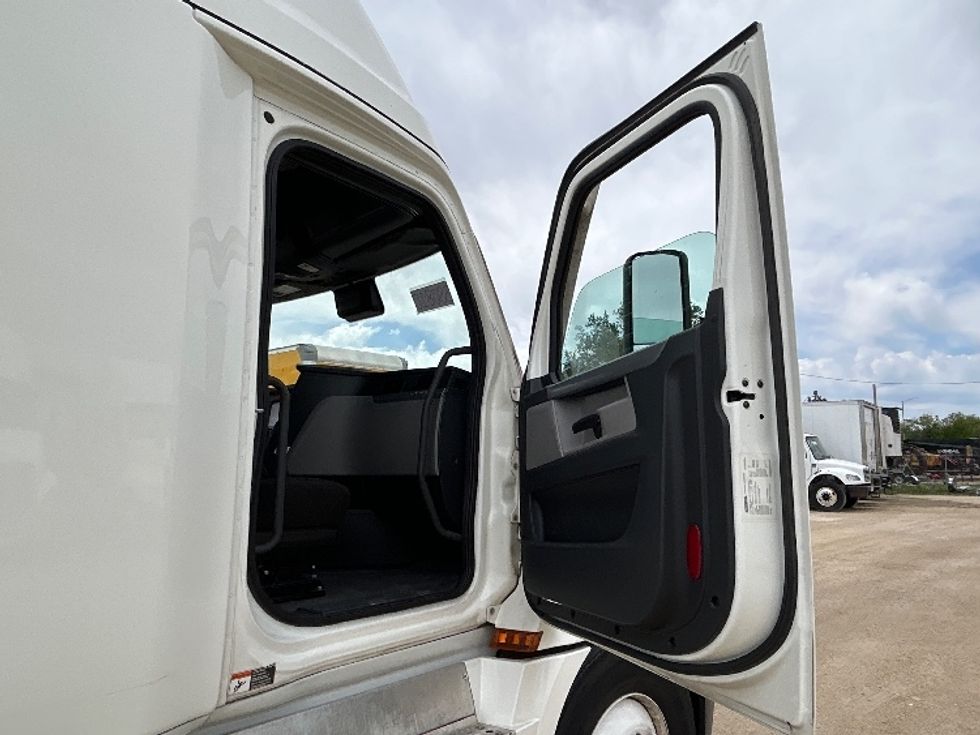 Sleeper Tractor-Heavy Duty Tractors-Freightliner-2021-T12664ST-Milwaukee-WI-625,596\n\t\tmiles-$ 51,500 - Image 13