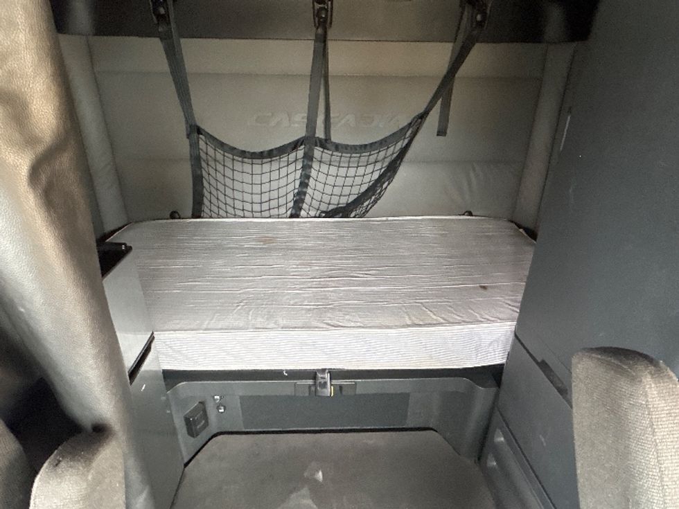 Sleeper Tractor-Heavy Duty Tractors-Freightliner-2021-T12664ST-Milwaukee-WI-625,596\n\t\tmiles-$ 51,500 - Image 16