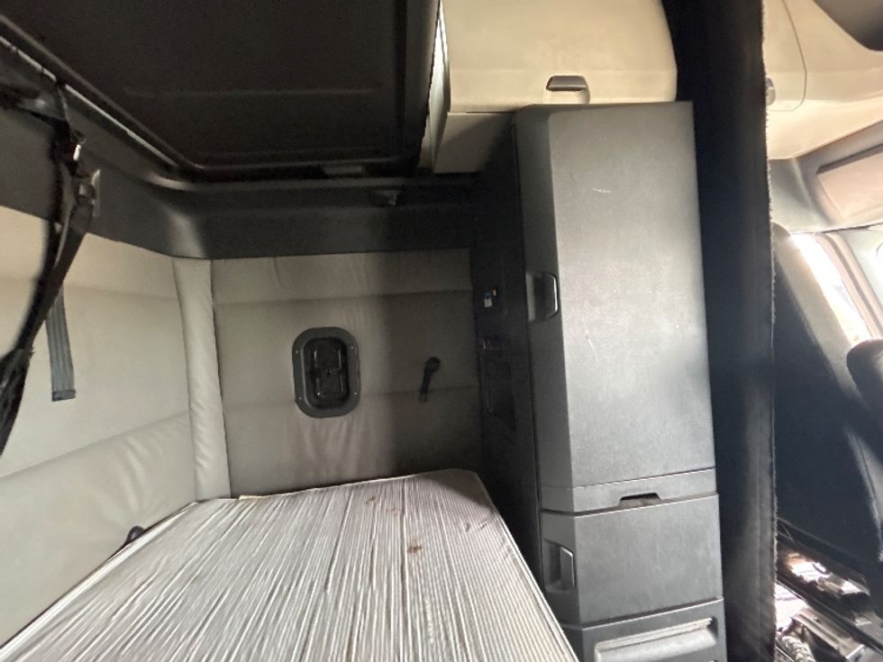 Sleeper Tractor-Heavy Duty Tractors-Freightliner-2021-T12664ST-Milwaukee-WI-625,596\n\t\tmiles-$ 51,500 - Image 18