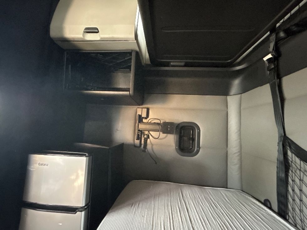 Sleeper Tractor-Heavy Duty Tractors-Freightliner-2021-T12664ST-Milwaukee-WI-625,596\n\t\tmiles-$ 51,500 - Image 19