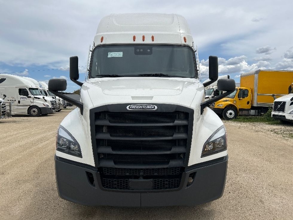 Sleeper Tractor-Heavy Duty Tractors-Freightliner-2021-T12664ST-Milwaukee-WI-625,596\n\t\tmiles-$ 51,500 - Image 2
