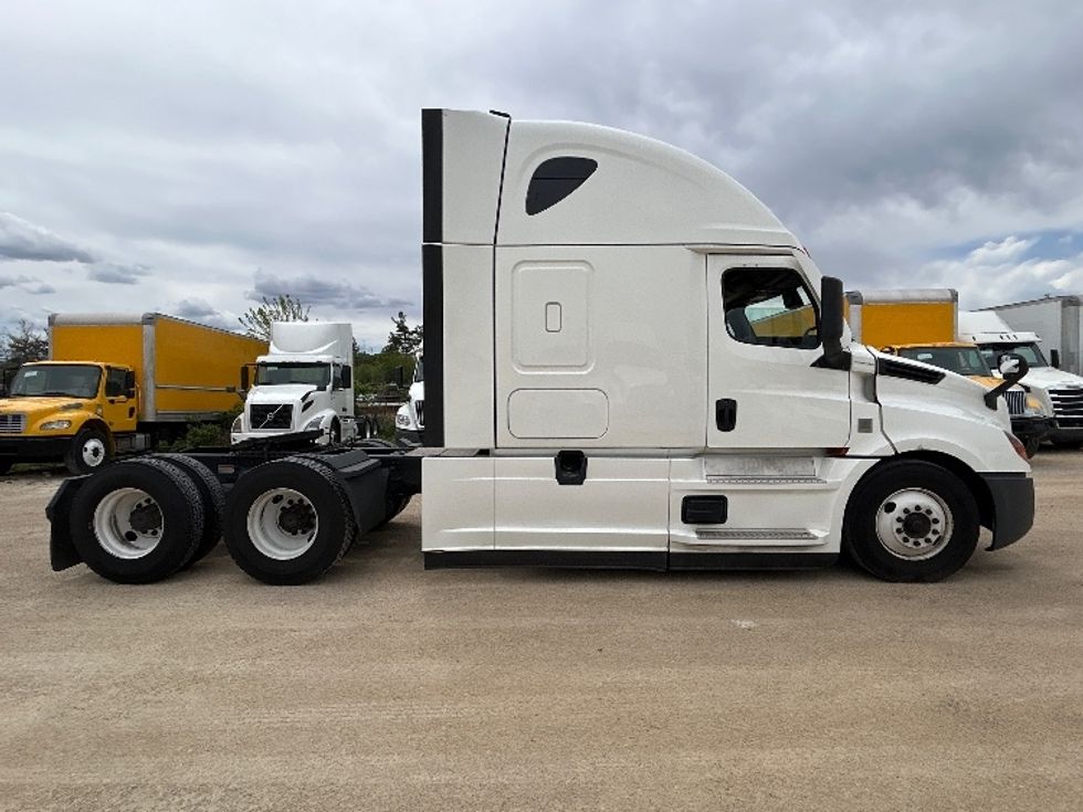 Sleeper Tractor-Heavy Duty Tractors-Freightliner-2021-T12664ST-Milwaukee-WI-625,596\n\t\tmiles-$ 51,500 - Image 8