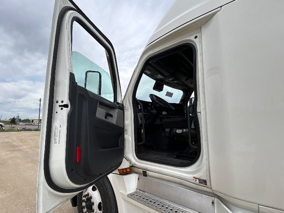 Sleeper Tractor-Heavy Duty Tractors-Freightliner-2021-T12664ST-Milwaukee-WI-625,596\n\t\tmiles-$ 51,500 - Image 9