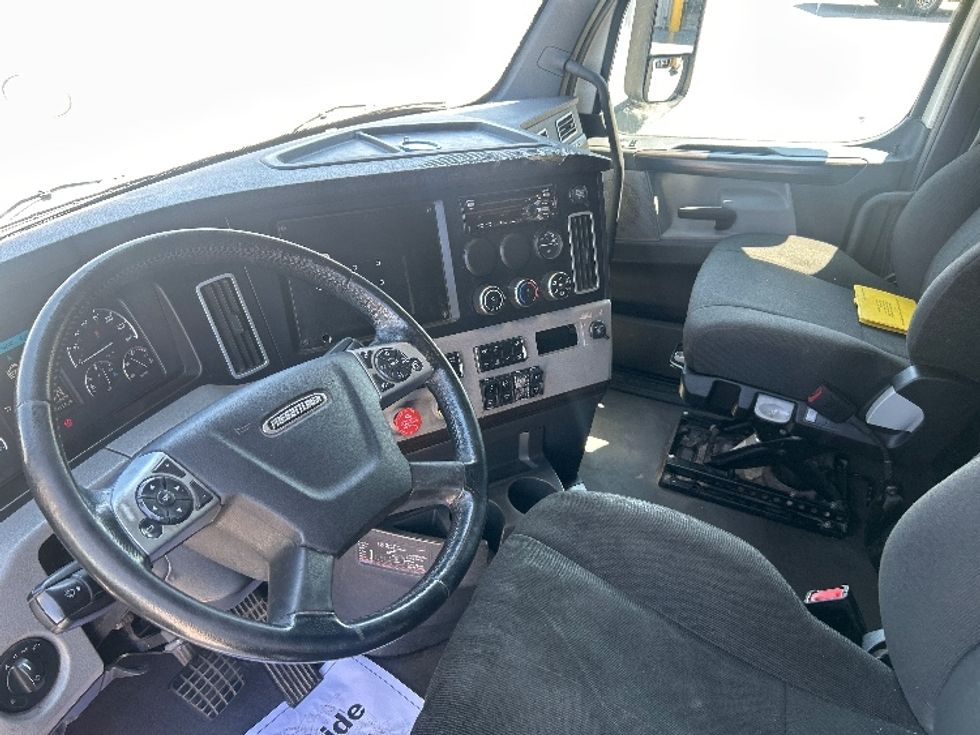 Sleeper Tractor-Heavy Duty Tractors-Freightliner-2021-T12664ST-Mississauga-ON-1,022,529\n\t\tkm-$ 76,500 - Image 10