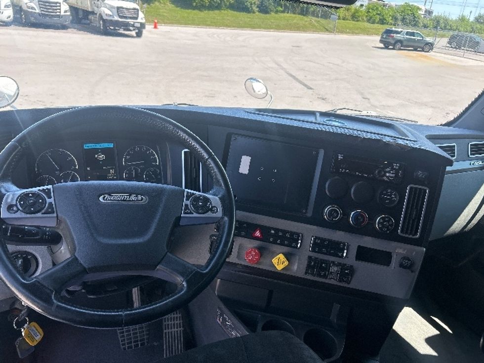 Sleeper Tractor-Heavy Duty Tractors-Freightliner-2021-T12664ST-Mississauga-ON-1,022,529\n\t\tkm-$ 76,500 - Image 11
