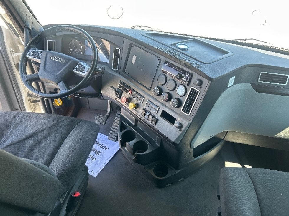 Sleeper Tractor-Heavy Duty Tractors-Freightliner-2021-T12664ST-Mississauga-ON-1,022,529\n\t\tkm-$ 76,500 - Image 12