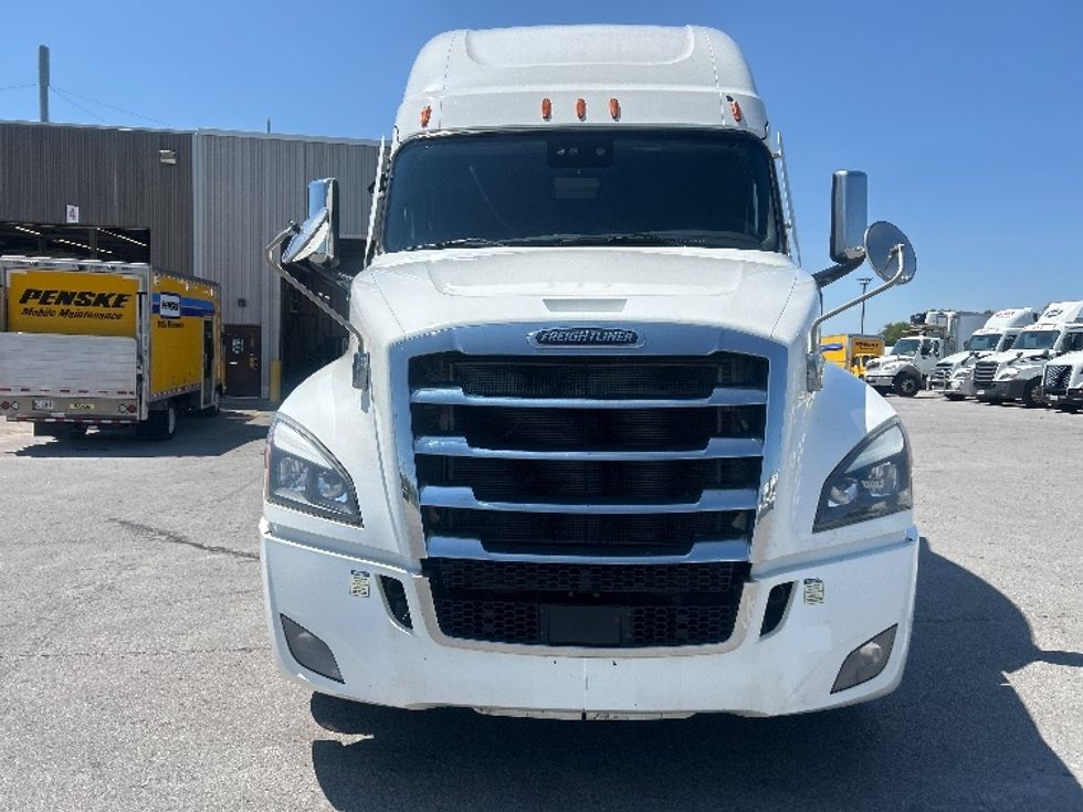 Sleeper Tractor-Heavy Duty Tractors-Freightliner-2021-T12664ST-Mississauga-ON-1,022,529\n\t\tkm-$ 76,500 - Image 2