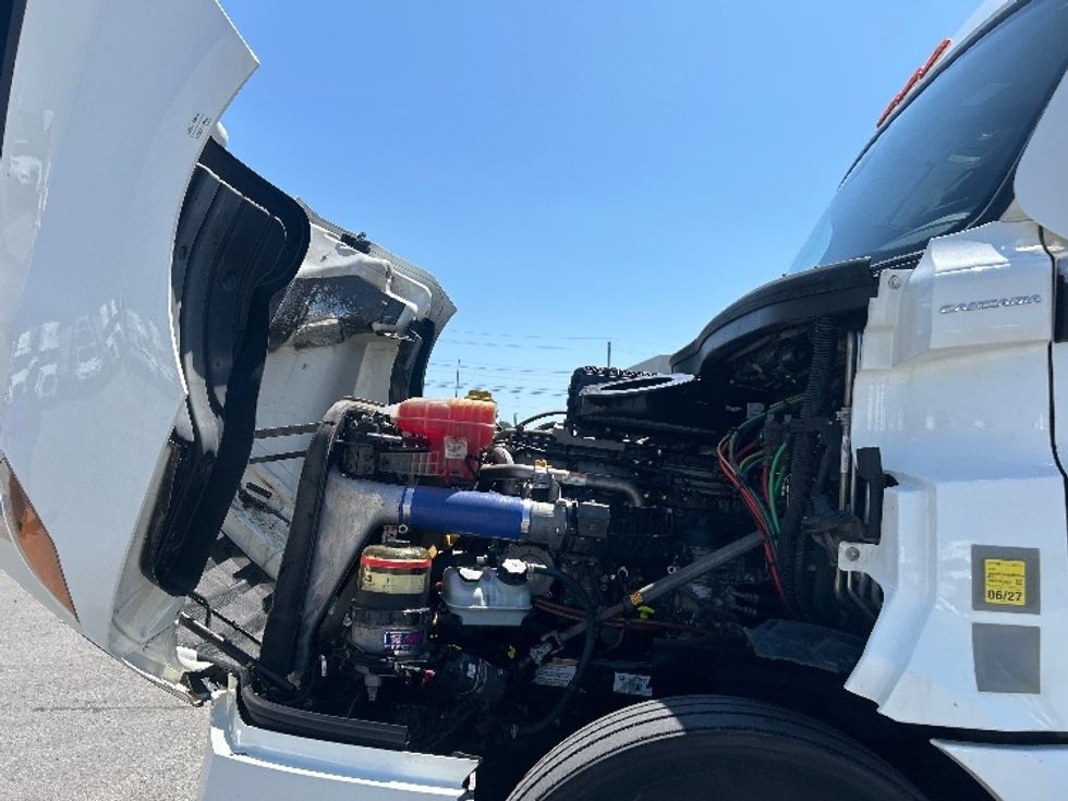 Sleeper Tractor-Heavy Duty Tractors-Freightliner-2021-T12664ST-Mississauga-ON-1,022,529\n\t\tkm-$ 76,500 - Image 21