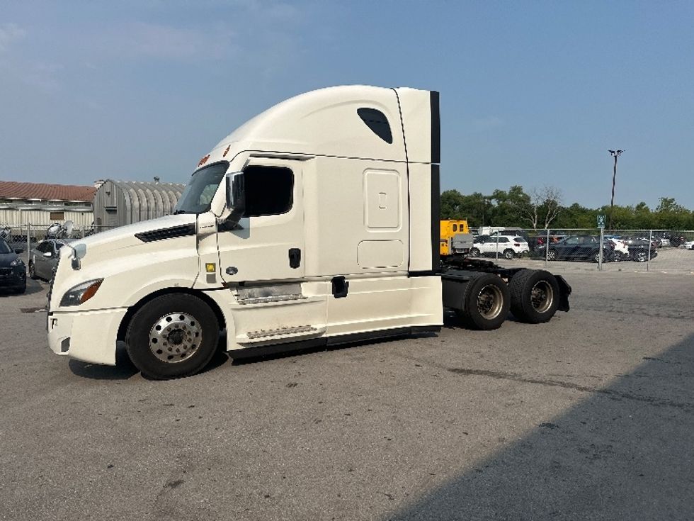 Sleeper Tractor-Heavy Duty Tractors-Freightliner-2021-T12664ST-Mississauga-ON-1,022,529\n\t\tkm-$ 76,500 - Image 3