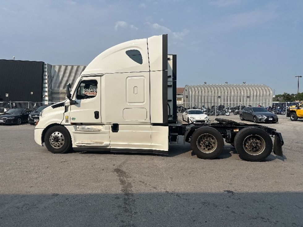 Sleeper Tractor-Heavy Duty Tractors-Freightliner-2021-T12664ST-Mississauga-ON-1,022,529\n\t\tkm-$ 76,500 - Image 4